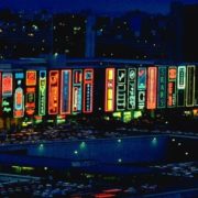 Foto da fachada do Conjunto nacional na década de 90. Propagandas de diversas lojas, que se encontravam dentro do shopping, brilhavam em luz neon